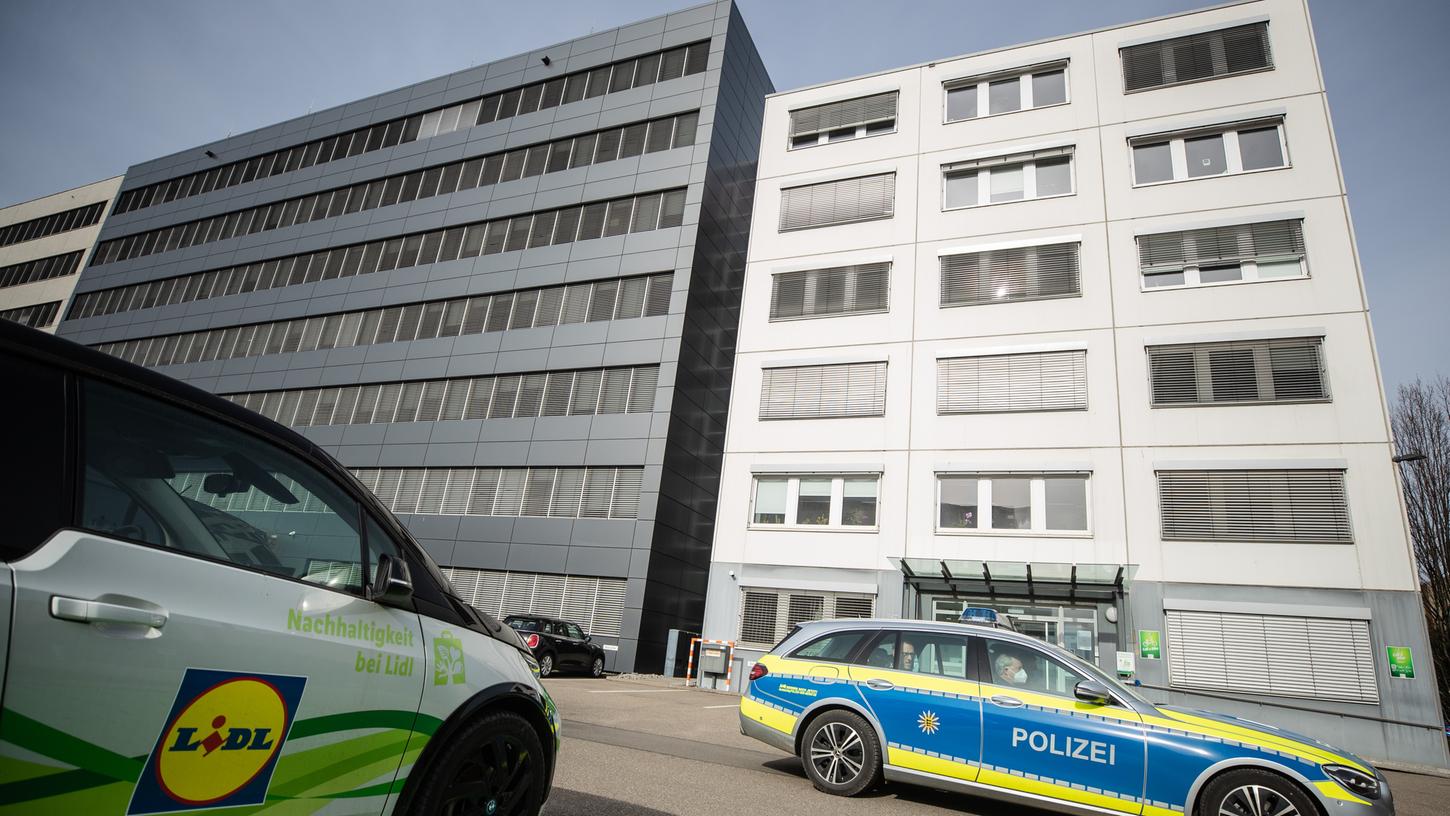 In einem Lidl-Verwaltungsgebäude in Neckarsulm ist am 17. Februar eine Briefbombe explodiert. Nach drei Angriffen mit explosiven Postsendungen auf Lebensmittelfirmen in Baden-Württemberg und Bayern sitzt nun ein 66 Jahre alter Verdächtiger in Untersuchungshaft.