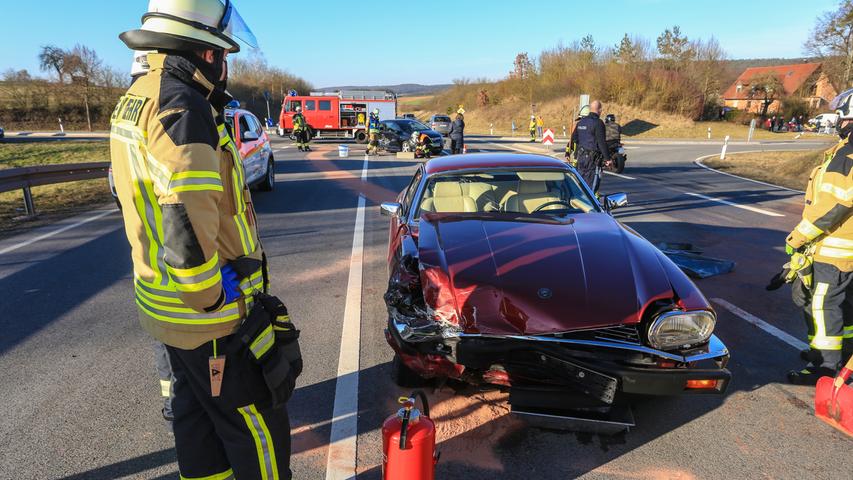 Jaguar prallt gegen Kleinwagen: Drei Verletzte bei Unfall auf B279