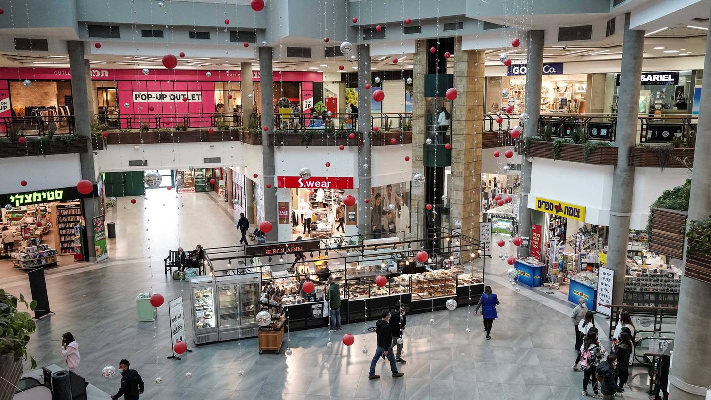 In diesem Einkaufszentrum in Mevaseret Zion läuft der Betrieb wieder an. 