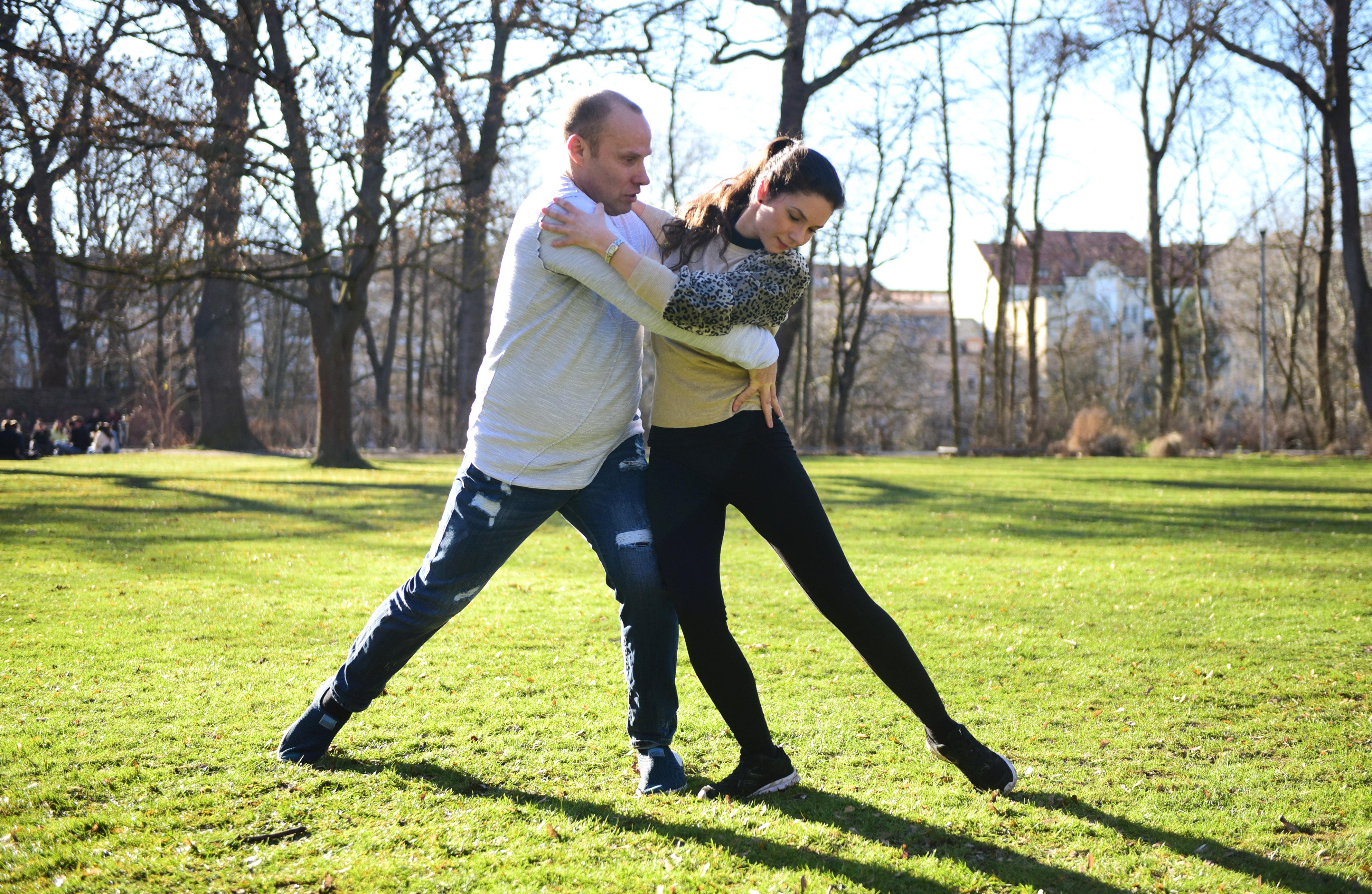 René und Sandra nutzten das tolle Wetter und tanzten auf der Stadtparkwiese Salsa und Bachata.