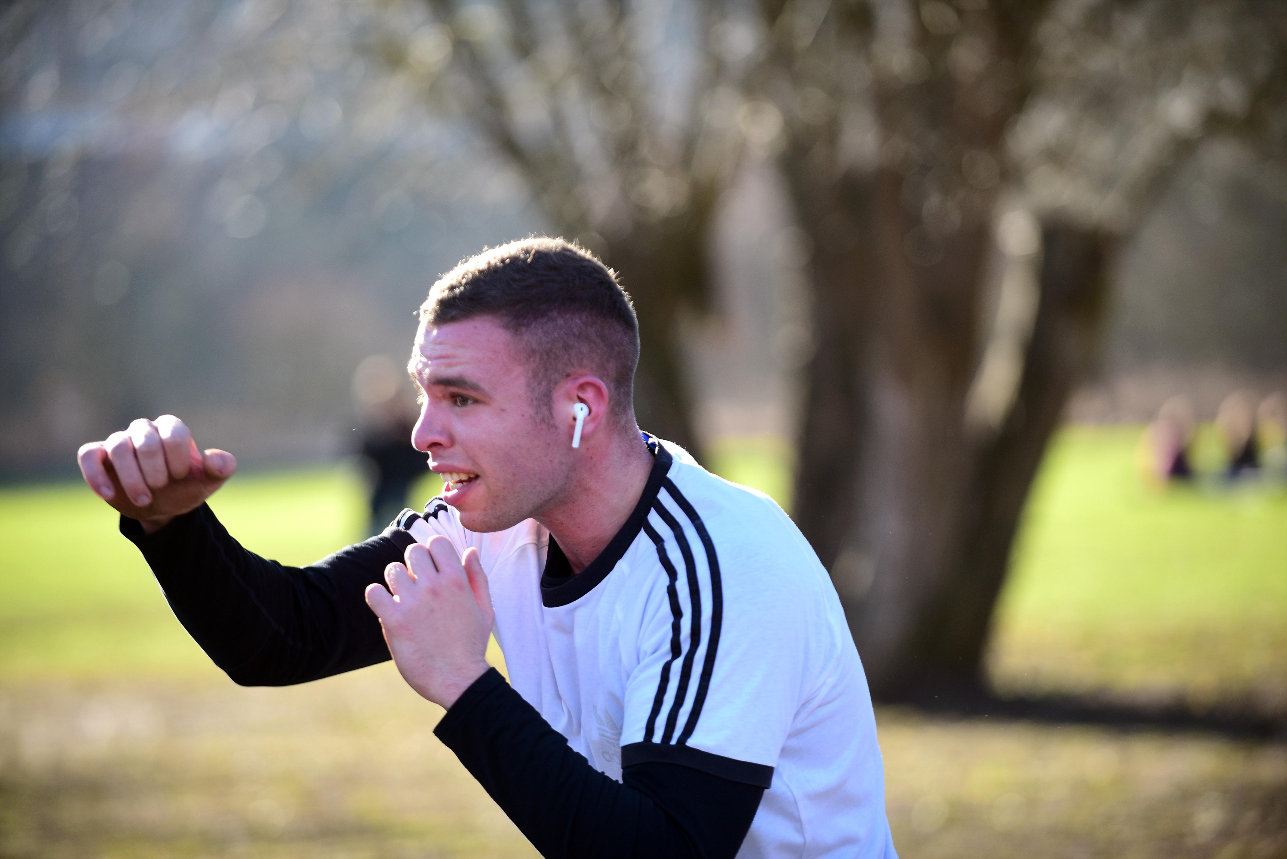 An der Siebenbogenbrücke hielt sich ein junger Boxer beim Freilufttraining fit.