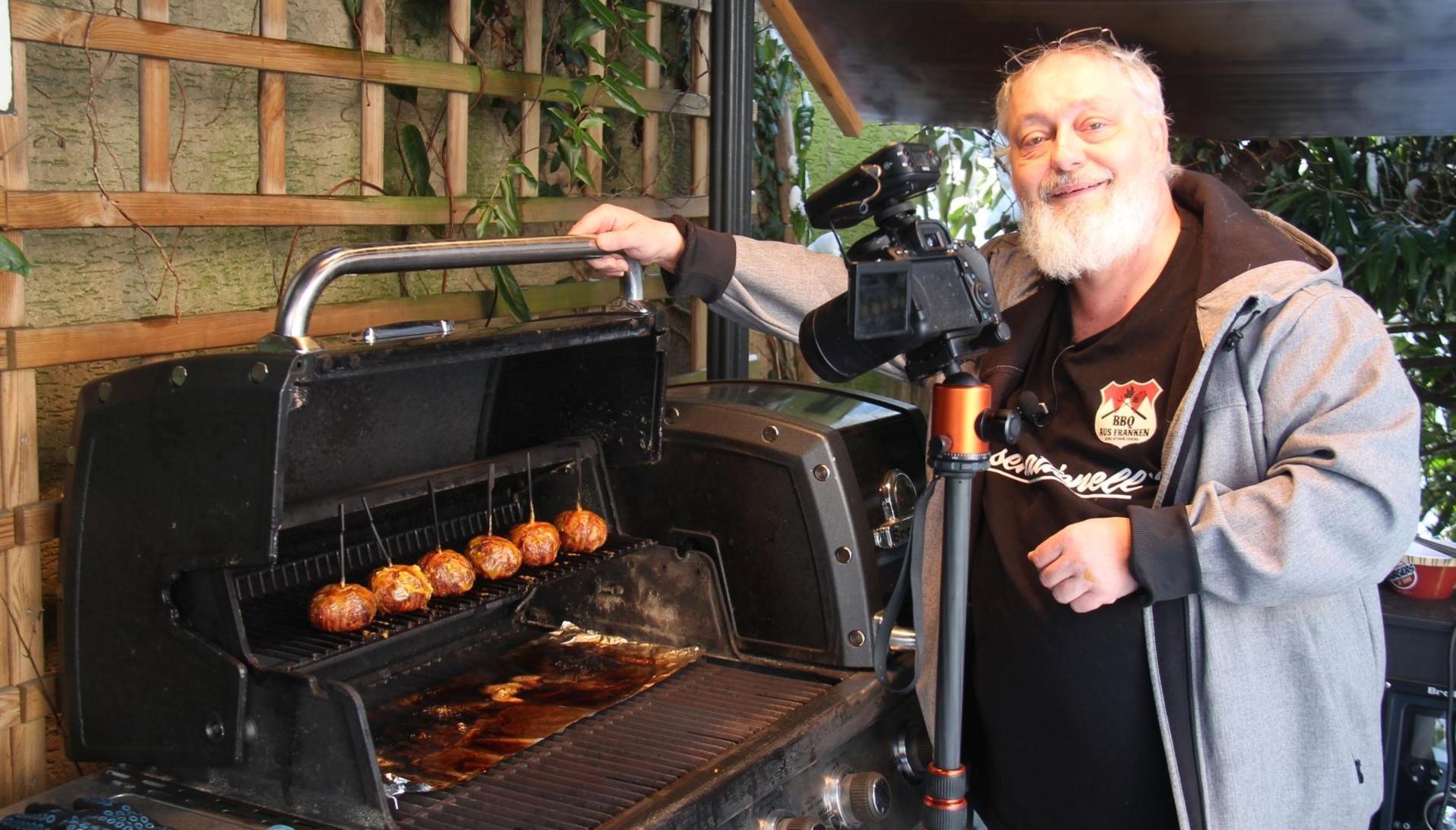 Hier dreht sich alles ums Grillen: Mindestens einmal in der Woche zeigt der Zirndorfer Sven Süß seine Grillkünste in Youtube-Videos. Besonders die nordamerikanische Küche hat es dem 58-Jährigen angetan. Er betrieb jahrelang einen Foodtrailer in der Virnsberger Straße. Professionelles Burger-Grillen machte ihm zwar Spaß, doch es war auch anstrengend, weshalb der Zirndorfer in Frührente ging und nun seine Abonnentinnen und Abonnenten mit Videos rund ums Barbecue versorgt. Youtube-Abonnenten: 68.000 Meist geklicktes Video: 325.000 Aufrufe insgesamt: 11,5 Mio