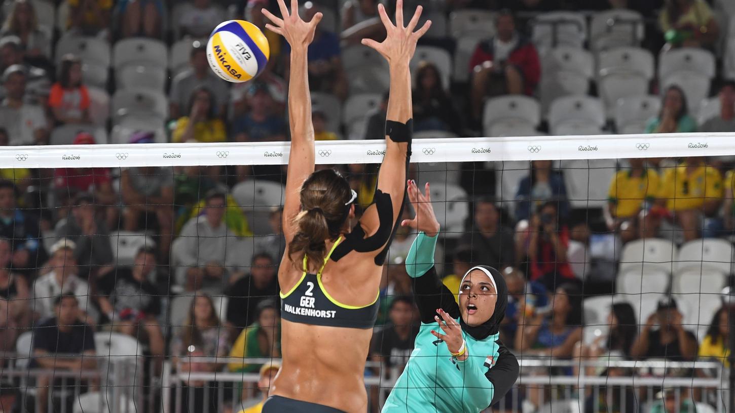 Auf der größten Bühne, die der Sport bietet: Beachvolleyballerin Kira Walkenhorst (links) blockt den Ball von Doaa El Ghobashy aus Ägypten bei einem Spiel im Rahmen der Olympische Spiele 2016 in Rio. 