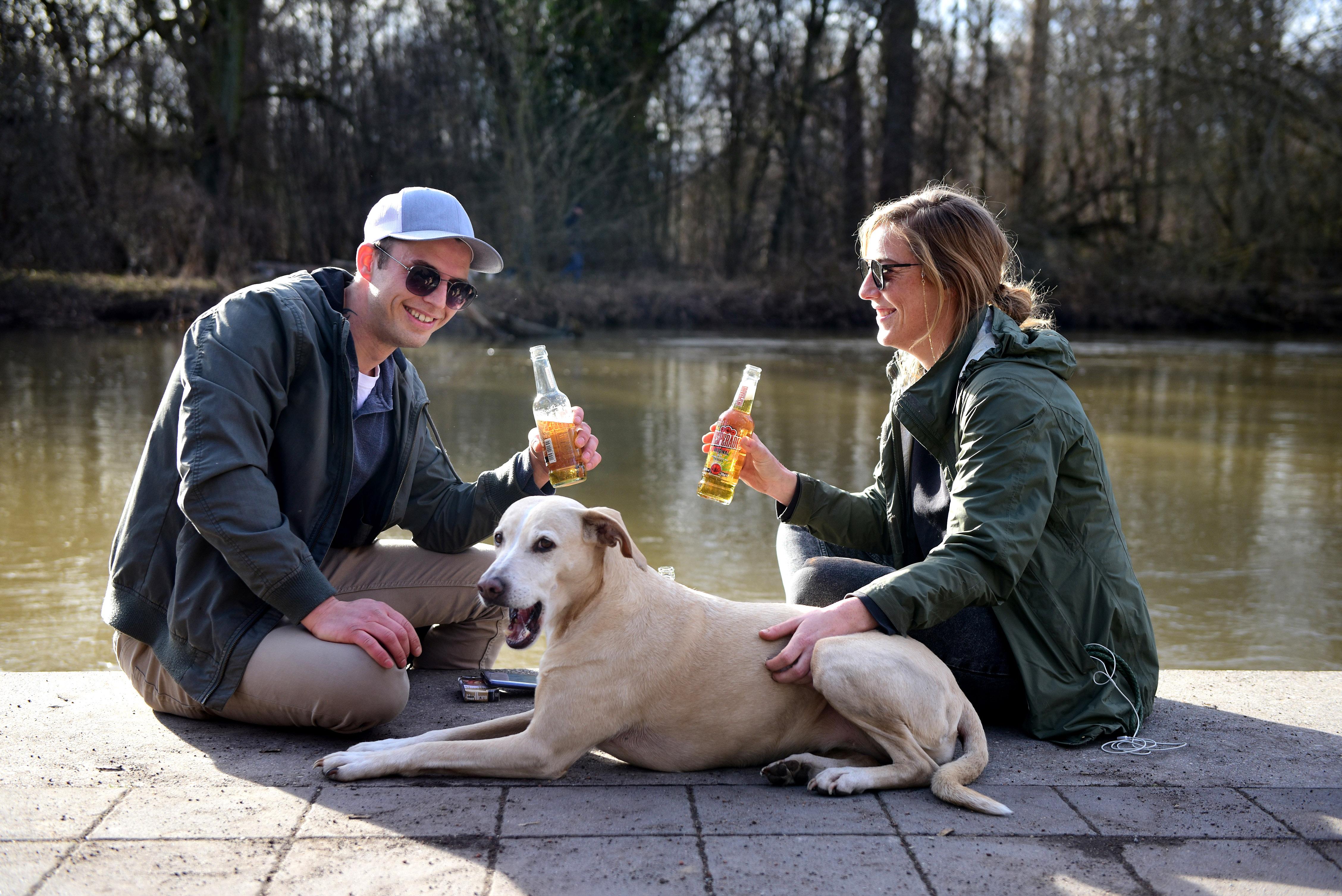 An der Uferpromende ließ sich wunderbar die Sonne genießen.