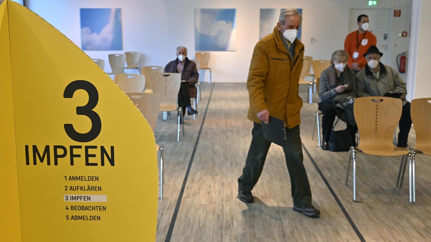 Corona: Wie E-Werk-Mitarbeiter im Impfzentrum in Erlangen helfen Corona: Wie E-Werk-Mitarbeiter im Impfzentrum in Erlangen helfen