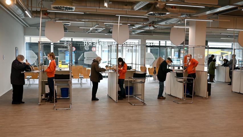Wie E-Werk-Mitarbeiter im Impfzentrum in Erlangen helfen