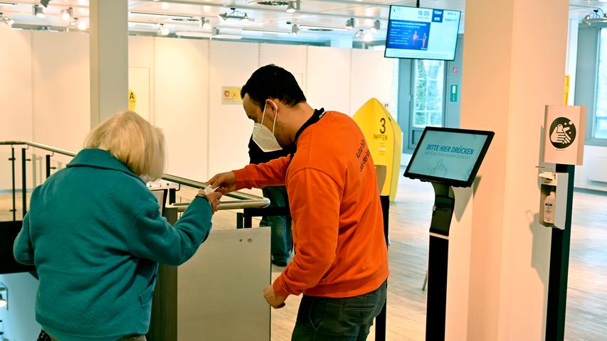 Wie E-Werk-Mitarbeiter im Impfzentrum in Erlangen helfen