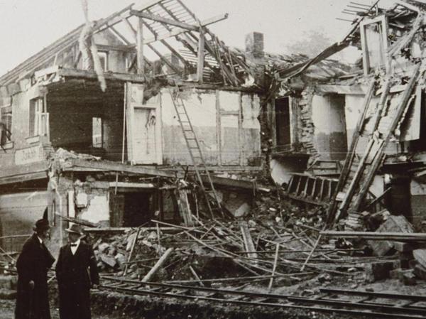 Zwei Männer vor zerstörten Häusern in der Treuchtlinger Stadtmitte. Auf den Gleisen im Vordergrund wurde in Loren der Schutt abtransportiert.