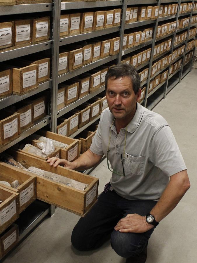 Stefan Hölzl ist seit dem Jahr 2013 Leiter des Rieskrater-Museums in Nördlingen und des Zentrums für Rieskrater- und Impaktforschung Nördlingen (ZERIN). Außerdem ist er seit 2004 Außerplanmäßiger Professor am Department für Geo- und Umweltwissenschaften der Ludwig-Maximilians-Universität München. Dort hatte der in Augsburg geborene Diplom-Geologe auch studiert. Stefan Hölzl ist seit dem Jahr 2013 Leiter des Rieskrater-Museums in Nördlingen und des Zentrums für Rieskrater- und Impaktforschung Nördlingen (ZERIN). Außerdem ist er seit 2004 Außerplanmäßiger Professor am Department für Geo- und Umweltwissenschaften der Ludwig-Maximilians-Universität München. Dort hatte der in Augsburg geborene Diplom-Geologe auch studiert.