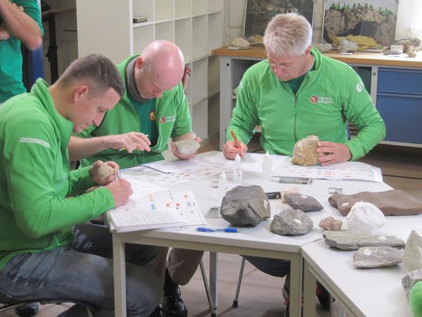 Im September 2018 ließ sich ein Team der ESA eine Woche lang in Nördlingen in Geologie, Planetologie und Gesteinskunde schulen. Hier sind (von links) Sergei Kud-Sverchkov (russischer Kosmonaut), Aidan Cowley (Science Officer ESA) und Thomas Reiter (ESA-Astronaut) zu sehen.