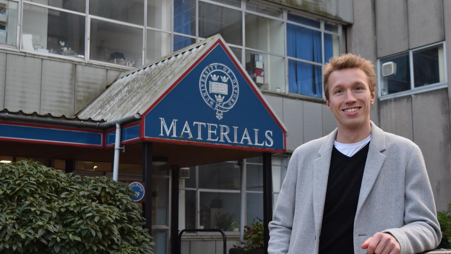 Christian Bechteler steht vor dem Gebäude der Werkstoffwissenschaften auf dem Campus der Uni Oxford.