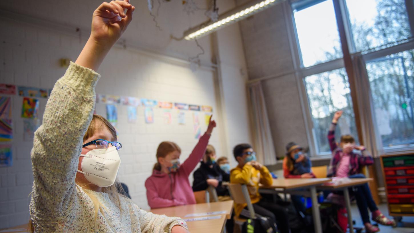 Ein Mädchen hebt im Unterricht die Hand: Familienministerin Franziska Giffey will bundesweit eine ganztägige Betreuung für Grundschüler auf den Weg bringen.