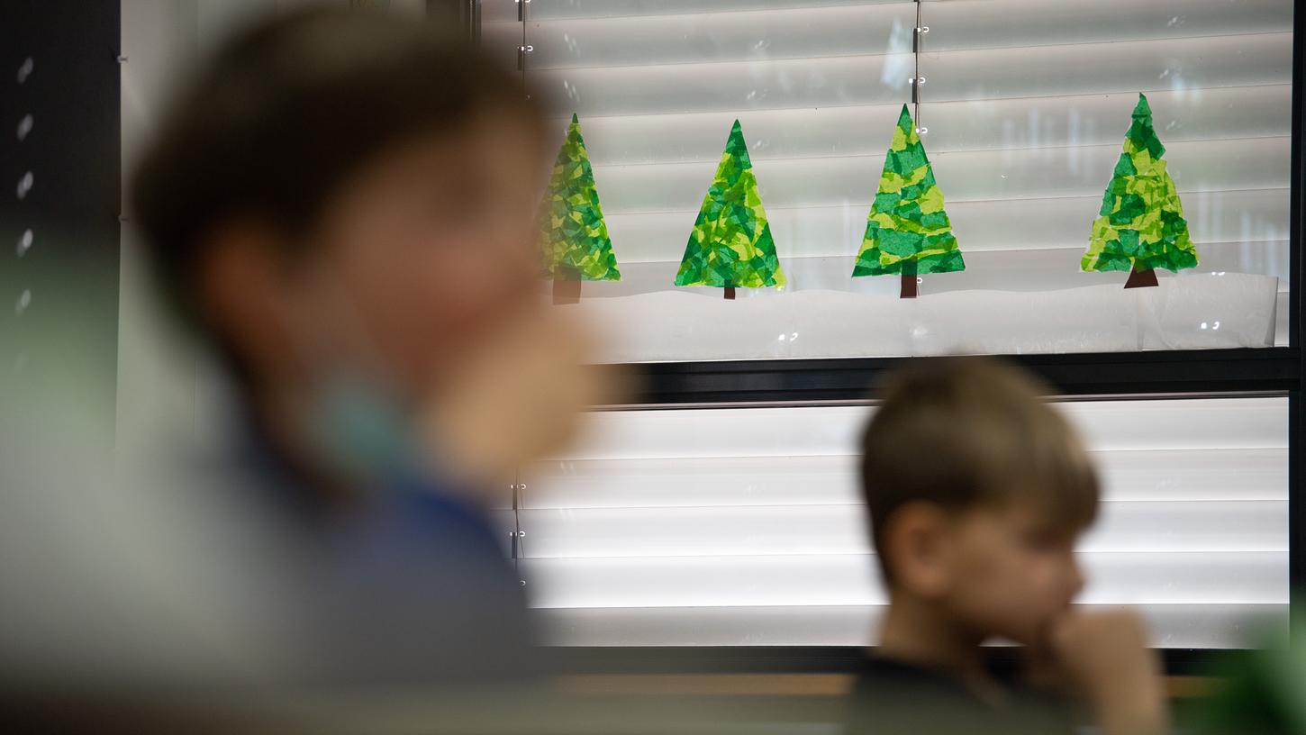 Wie hier in Hemmingen in Baden-Württemberg haben auch die Grundschulen in Bayern seit gestern wieder geöffnet. Nürnberg musste sie aber schon nach einem Tag wieder schließen.
Wie hier in Hemmingen in Baden-Württemberg haben auch die Grundschulen in Bayern seit gestern wieder geöffnet. Nürnberg musste sie aber schon nach einem Tag wieder schließen.