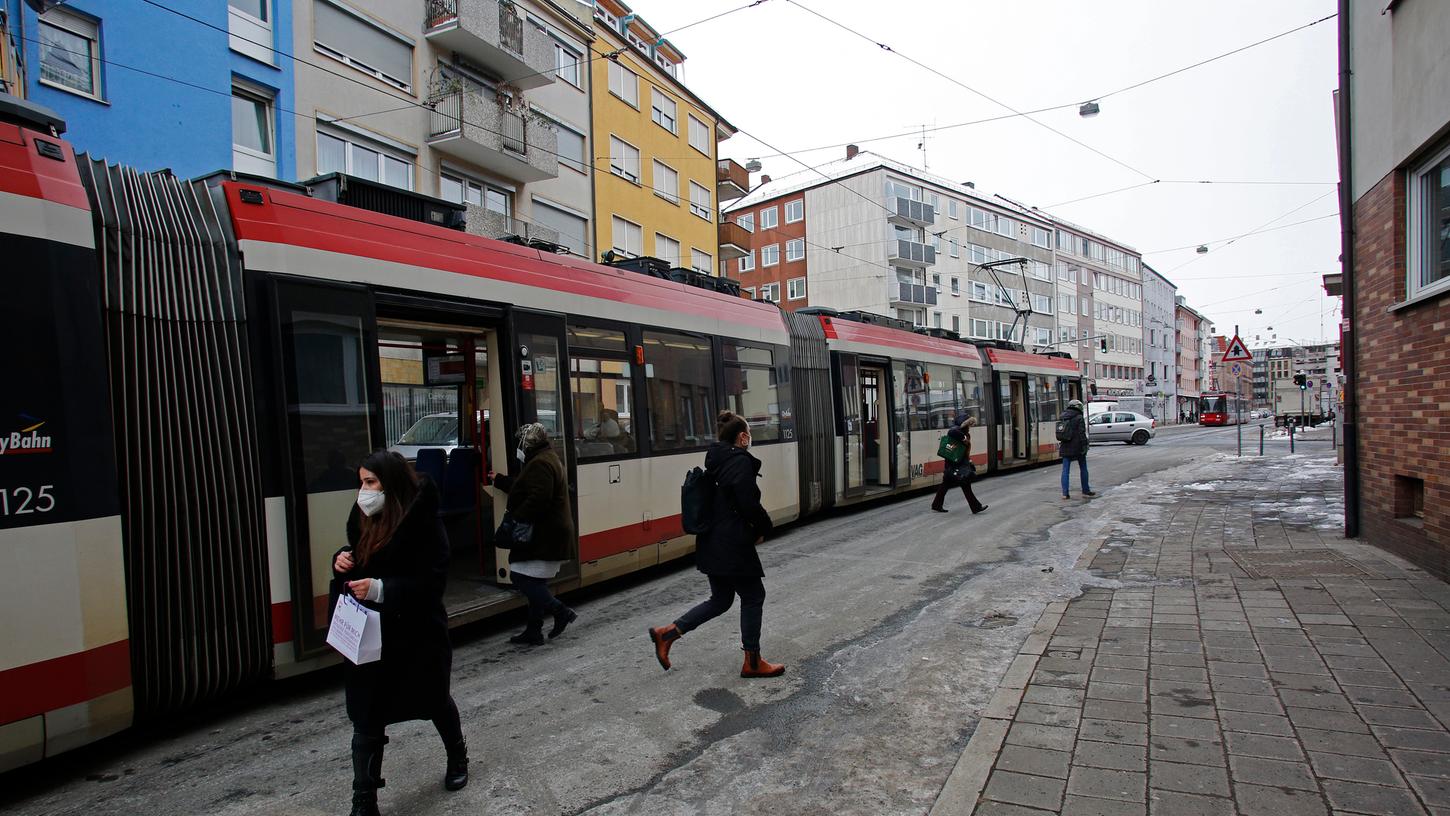 Die Straba-Haltestelle in der Scheurlstraße ist seit Jahren gefährlich.
Die Straba-Haltestelle in der Scheurlstraße ist seit Jahren gefährlich.