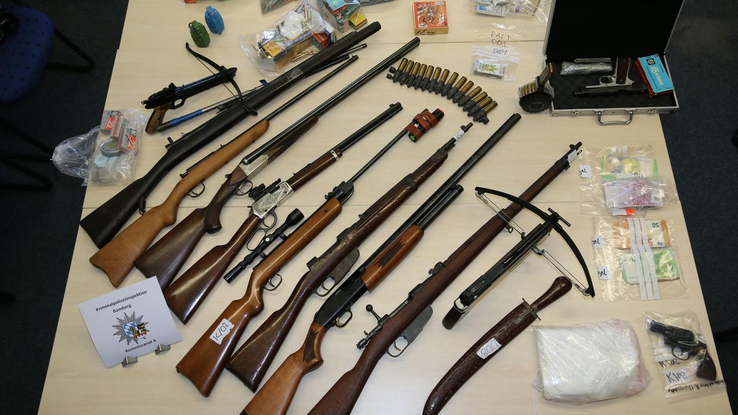 Neben verschiedensten Schuss-, Hieb- und Stoßwaffen stellte die Polizei auch geringe Mengen an Betäubungsmitteln sicher.