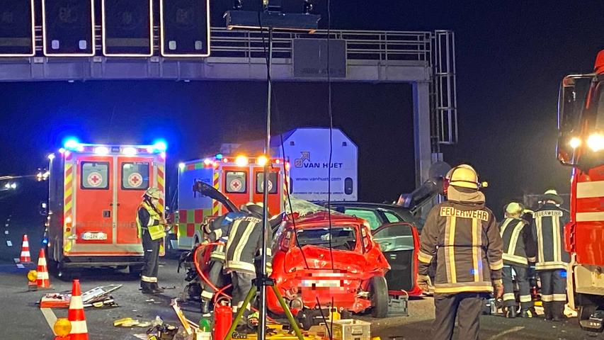 Autos kollidieren auf A6 bei Schwabach: Frau schwer verletzt