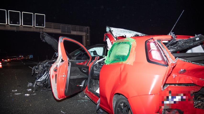 Autos kollidieren auf A6 bei Schwabach: Frau schwer verletzt