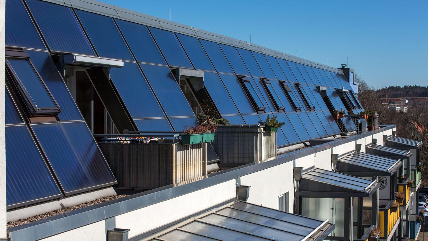 Die Stadt Roth will auf dem Weg zur Klimaneutralität auch den Bau von Häusern mit Photovoltaik-Anlagen fördern.