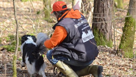 Umweltminister Glauber besucht Suchhundestaffel in Feucht