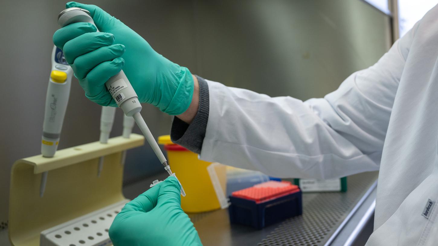 Ein Labor-Mitarbeiter bereitet einen PCR-Test für die Analyse auf Mutationen des Coronavirus vor.