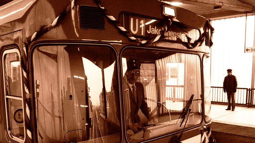 Neun Monate lang dauerte die Umrüstung der Straßenbahntrasse zur U-Bahnstrecke, bei der auch die beiden Haltestellen Muggenhof (hier im Bild) und Stadtgrenze für ihre neue Aufgabe umgebaut wurden. Am 20. März 1982 wurde der erste Fürther U-Bahnhalt Jakobinenstraße eingeweiht. Seither rollen auch auf der Hochbahnstrecke die U-Bahnen.