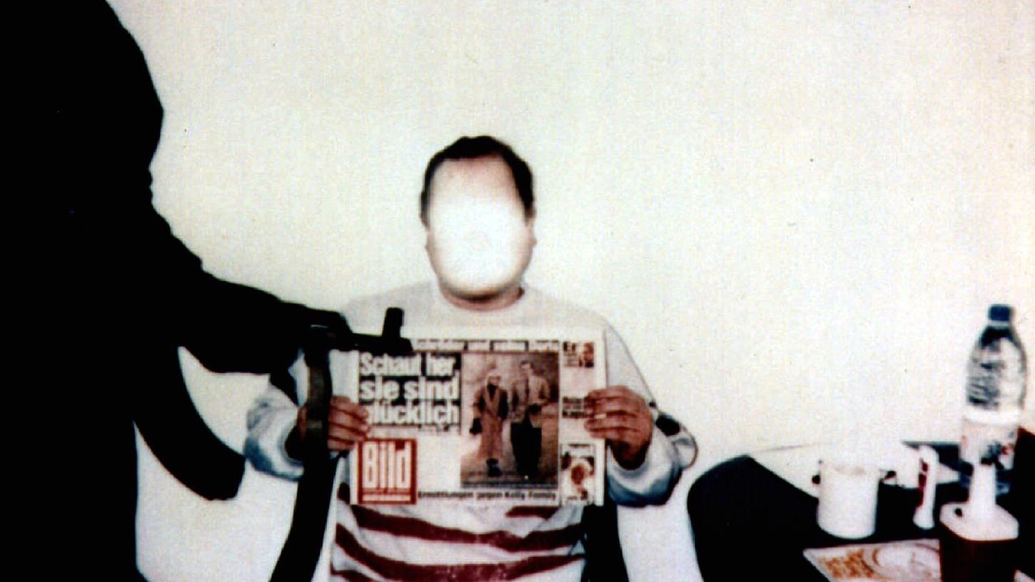 Das von der Polizei geblendete Polaroid-Foto zeigt Jan Philipp Reemtsma bei seinen Entführern mit einer Ausgabe der Bild-Zeitung vom 26. März 1996.