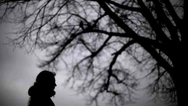 „Welche Menschen tun mir gut? Gibt es Energieräuber unter meinen Freunden?“ Manche Menschen würden über die immer gleichen Probleme reden oder viel schwarzmalen. „Es ist in Ordnung, den Kontakt zu reduzieren, wenn man merkt, dass einem das nicht gut tut.“