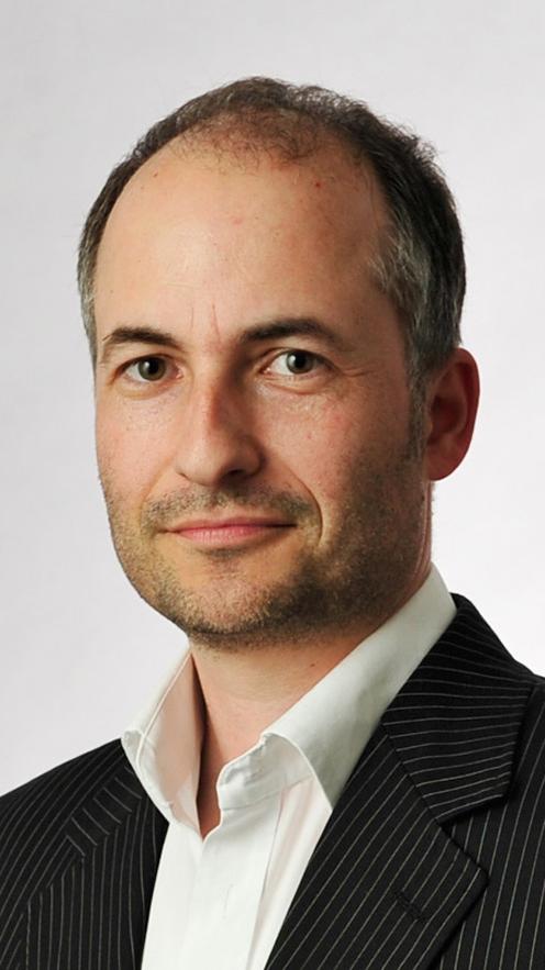 Claus-Christian Carbon ist an der Universität Bamberg Inhaber des Lehrstuhls für Allgemeine Psychologie und Methodenlehre und sagt: „Die Krise zeigt, dass sich Menschen sehr gut anpassen können.“ Am Anfang sei das Maskentragen komplett fremd gewesen. „Insgesamt kann man inzwischen aber von einer breiten Akzeptanz reden.“ Das habe auch viel damit zu tun, dass Masken nicht nur als potentieller Schutz für andere gesehen werden, sondern vielen selbst ein Gefühl der Sicherheit geben.