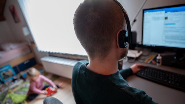 Was Corona auch bewirkt hat: „Wir sind gezwungenermaßen kompetenter und versierter in digitaler Kommunikation geworden. Das fängt an mit höheren technischen Fertigkeiten bis hin zu einer intelligenteren und angepassteren Nutzung des Mediums selbst.“ Das zeige sich im Homeschooling und Homeoffice. Der Forscher findet: „Wir verstehen es noch viel zu wenig, digitale Kommunikation spezifisch zu schulen, zu fördern und gezielter einzusetzen.“ Es gelte, in hochqualitative Angebote für Lehrende, Schülerinnen und Schüler, Eltern und Mitbürger zu investieren.
