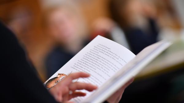 *„Das Haus der Fugger“ von Peter Dempf spielt im 16. Jahrhundert in Augsburg. Eine Familie gerät unverschuldet in Not und hofft auf Aufnahme in der Fugger-Siedlung. Doch der Kopf der Fugger will eine Gegenleistung. „Eine spannende Geschichte über die älteste Sozialsiedlung der Welt. Der Autor aus Augsburg hat einige Literaturpreise gewonnen.“ *„Die siebte Zeugin“ von Florian Schwiecker, ehemaliger Strafverteidiger, und Michael Tsokos, Rechtsmediziner, ist Teil einer neuen Justiz-Krimi-Reihe. Ein unscheinbarer Beamter stürmt in eine Bäckerei, erschießt eine Person, verletzt zwei weitere. Das Verbrechen erscheint zunächst völlig sinnlos, doch dann macht der Rechtsmediziner eine Entdeckung. „Spannend und sehr gut erzählt.“ * „Effingers“ von Gabriele Tergit: Ein Epochenroman über eine jüdische Familie in Berlin über vier Generationen und über alle Höhen und Tiefen des Lebens – bis sich die Nationalsozialisten brutal breitmachen. „Feinsinnig und packend.“