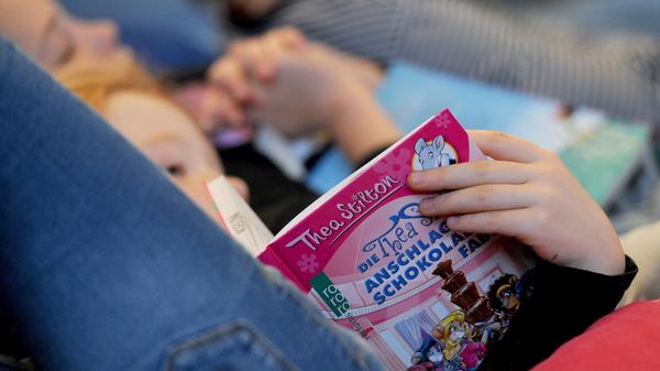 *Für Kinder von zehn bis zwölf Jahren: „Frieda und das Glück der kleinen Dinge“ von Andrea Behnke. Eine freche Geschichte um Lena-Frieda, die Forscherin werden und Fruchtfliegen untersuchen will. Bei ihren Mitschülern kommt das nicht gut an. Wie kann Frieda Freunde finden? „Eine warmherzige Geschichte über ein Mädchen, das vielleicht ein bisschen anders ist, aber sich durchsetzt.“ *Für Kinder ab fünf Jahren: „Wo ist die Sonne in der Nacht?“ von Susanne Orosz und Heike Vogel. Vorlesegeschichten für wissbegierige Kinder rund um Nacht und Dunkelheit.