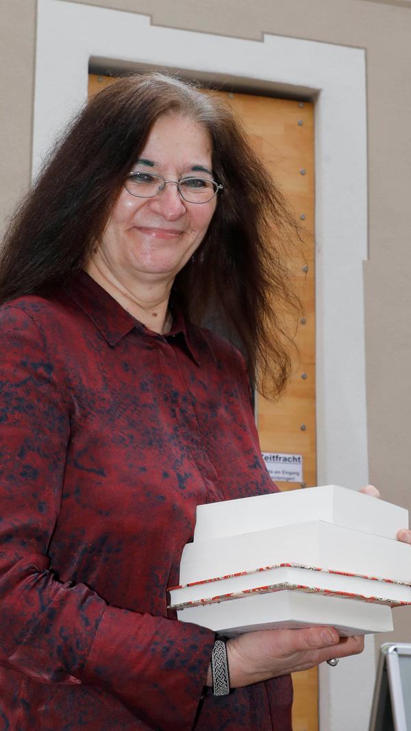 Marion Schmidt von der Bücherstube an der Martinskirche in Forchheim erzählt: „Wir bekommen viele Anfragen von Kundinnen und Kunden, die sagen: Ich möchte nichts mehr von Corona hören und gern mit Büchern in andere Welten entfliehen.“ Bei den Genres werde eigentlich querbeet alles gelesen. „Manche fragen explizit nach schönen Geschichten, die optimistisch stimmen.“ Auch die Nachfrage nach Beschäftigungsmöglichkeiten für Kinder ist hoch: Viele interessierten sich für Spiele, Zeichenblocks und Bastelanleitungen. Marion Schmidt hat für die NN Lesetipps für Kinder und Erwachsene herausgesucht:
