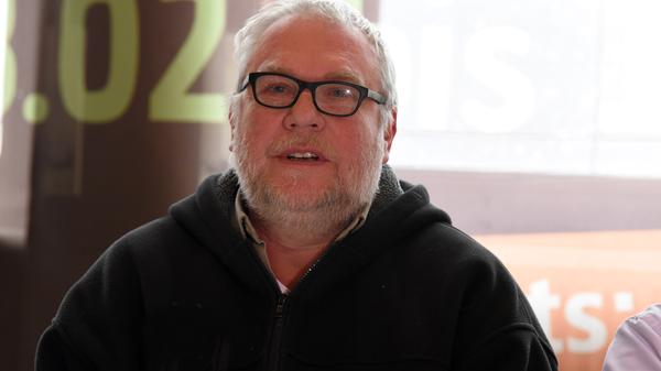 Er betont: „Das Virus ist da, es gilt, die Pandemie einzudämmen.“ Eines hat ihn überrascht: „Manche Leute geben mit Verschwörungstheorien einen solchen Schwachsinn von sich, das ist ja Realsatire.“ Das lasse sich nur noch mit Humor ertragen: „Das Maß, in dem uns das jetzt begegnet, das ist schon verrückt“, sagt Forscht. Er ist dabei, kleinere Veranstaltungen mit Hygienekonzept zu planen und hat eine CD mit Simon Michael aufgenommen. „Ich bin kein Pessimist, konzentriere mich auf einige Dinge, auf die ich mich freue, und finde: In dieser Krise müssen wir zusammenhalten.“