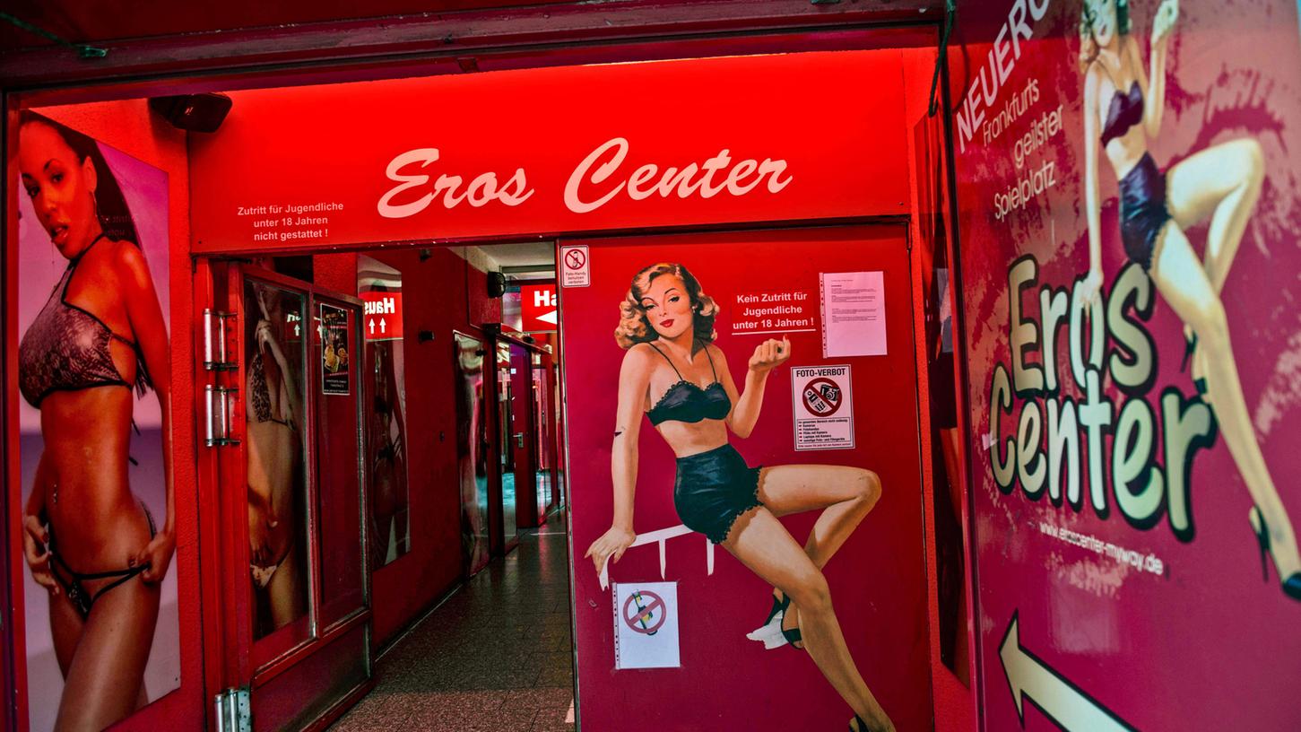 Eine junge Frau bot sich als Prostituierte an, freiwillig, sie war noch keine 21 Jahre. Sie hoffte auf viel Geld, doch ihre Mutter stoppte den Ausflug ins Rotlichtmilieu. Eine junge Frau bot sich als Prostituierte an, freiwillig, sie war noch keine 21 Jahre. Sie hoffte auf viel Geld, doch ihre Mutter stoppte den Ausflug ins Rotlichtmilieu.