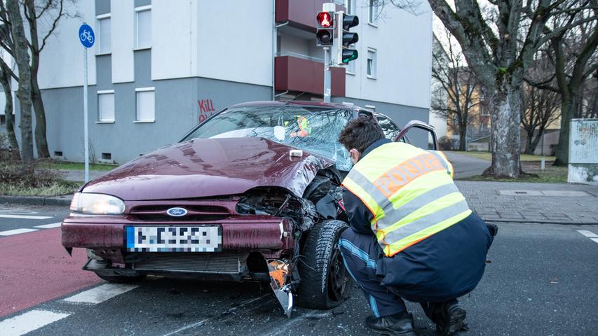 Alleinbeteiligt von der Straße abgekommen: Auto kracht gegen Ampel