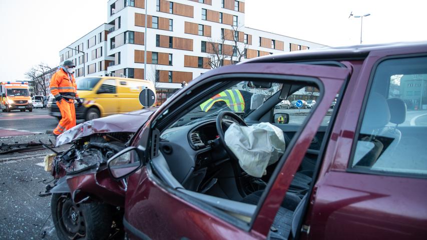 Alleinbeteiligt von der Straße abgekommen: Auto kracht gegen Ampel