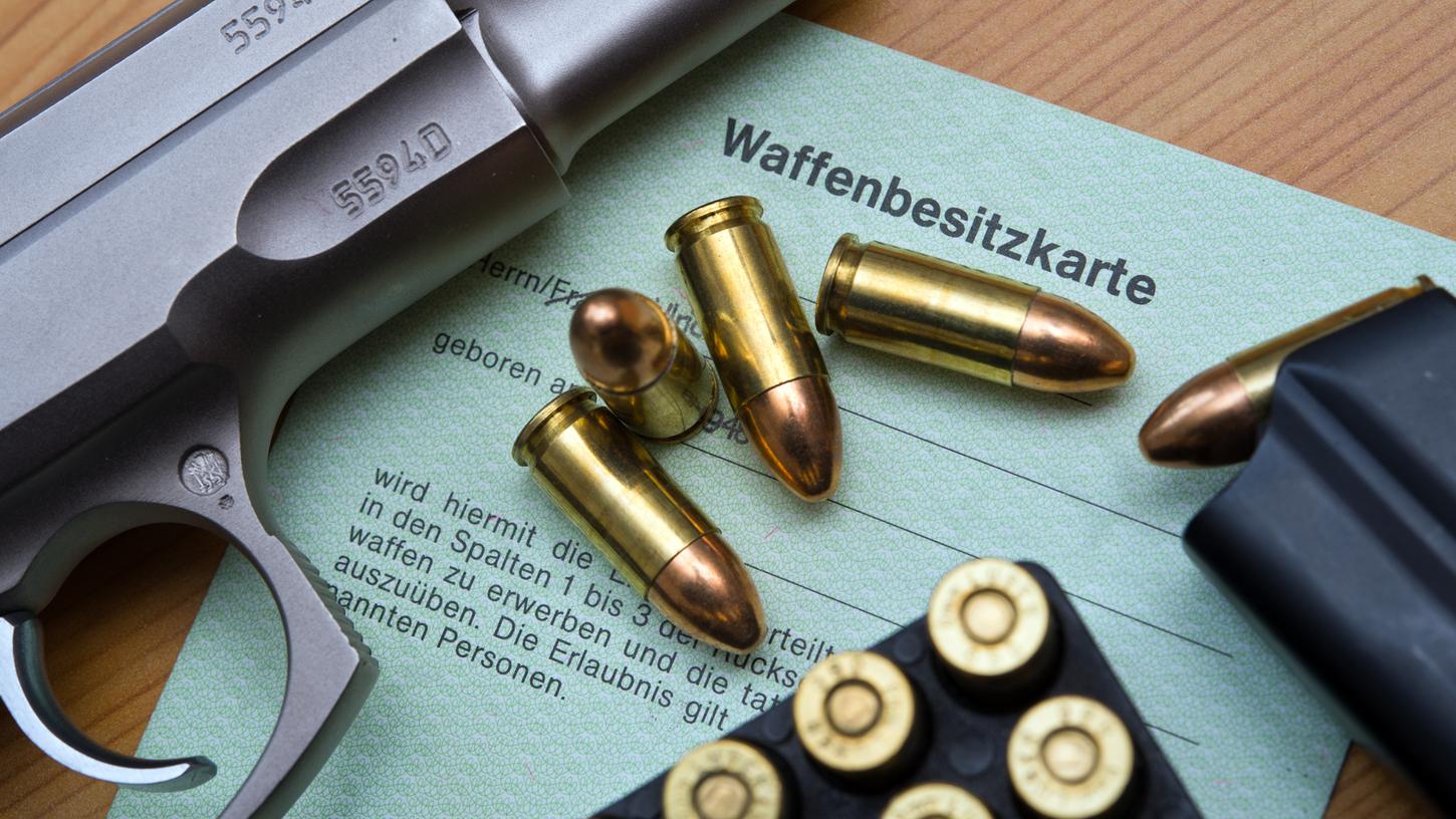 Bei erlaubnispflichtigen Schusswaffen braucht der Eigentümer grundsätzlich eine Waffenbesitzkarte.