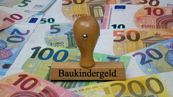 Der Förderzeitraum für die Gewährung des Baukindergelds läuft am 31. März aus. Mit dem Baukindergeld fördert das Bundesministeriums des Inneren, für Bau und Heimat, seit September 2018 den Bau oder Kauf von selbstgenutztem Wohneigentum für Familien mit Kindern in Deutschland. Familien können zehn Jahre lang jährlich 1200 Euro Baukindergeld je Kind erhalten. Einen Antrag können Familien stellen, die zwischen dem 1. Januar 2018 und dem 31. März 2021 ihren Kaufvertrag unterzeichnet bzw. eine Baugenehmigung erhalten haben.