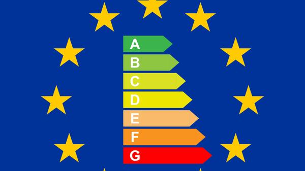 Ab 1. März fallen die Plusklassen "A+" bis "A+++" bei Kühl- und Gefriergeräten, Geschirrspülern, Waschmaschinen und elektronischen Displays wie Fernseher und Monitore weg. Die Bewertungsskala wird dafür um drei Buchstaben erweitert und reicht künftig von "A" bis "G". Die Farbskala von Dunkelgrün bis Rot bleibt bestehen. Neu hinzu kommt ein QR-Code, über den zusätzliche Produktinformationen abgerufen werden können. Die Umstellung bei Glühbirnen und anderen Lichtquellen erfolgt im September 2021.