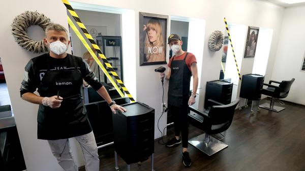 In Bayern dürfen ab 1. März neben Friseuren auch wieder Baumschulen, Gärtnereien, Gartencenter, Blumenläden und Baumärkte öffnen. Auch Anbieter "körpernaher Dienstleistungen" wie Maniküre, Körper- und Gesichtspflege dürfen ihr Geschäft wieder betreiben.