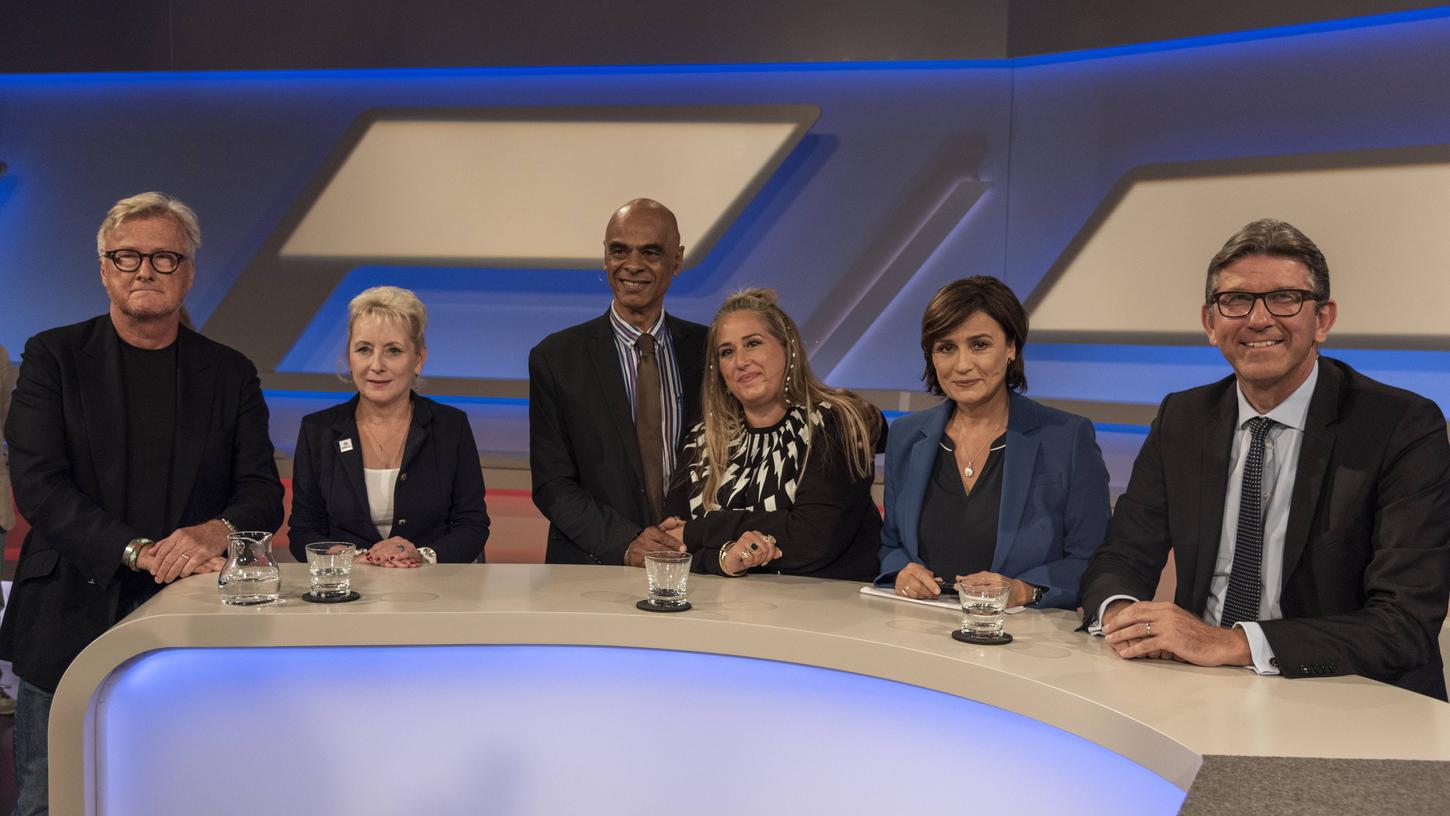 Die typische deutsche Talkshow: Viele weiße Gäste und nur gelegentlich ein Schwarzer Experte, vor allem für Themen wie Integration. Hier Sandra Maischberger im August 2019 mit Hans-Ulrich Jörges, Simone Baum, Charles M. Huber, Idil Baydar, und Wolfram Weimer.
Die typische deutsche Talkshow: Viele weiße Gäste und nur gelegentlich ein Schwarzer Experte, vor allem für Themen wie Integration. Hier Sandra Maischberger im August 2019 mit Hans-Ulrich Jörges, Simone Baum, Charles M. Huber, Idil Baydar, und Wolfram Weimer.
