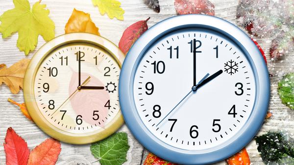 Auf den Frühlingsanfang folgt am 28. März die Zeitumstellung auf Sommerzeit. An diesem Datum werden die Uhren um 2 Uhr eine Stunde vor auf 3 Uhr gestellt. Das bedeutet eine Stunde weniger Schlaf, aber auch, dass es abends wieder länger hell bleibt.