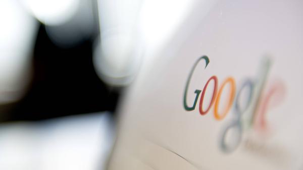 "Mobile First": Das US-amerikanische Technologieunternehmen Google setzt neue Prioritäten bei seiner Suchmaschine. Die Sortierung der Suchergebnisse wird sich im März weiter ändern, Google wird Smartphone-freundliche Websites noch höher ansiedeln. Websites, die vorrangig auf die Nutzung am Desktop ausgelegt sind, werden schlechter gerankt und deutlich später angezeigt.