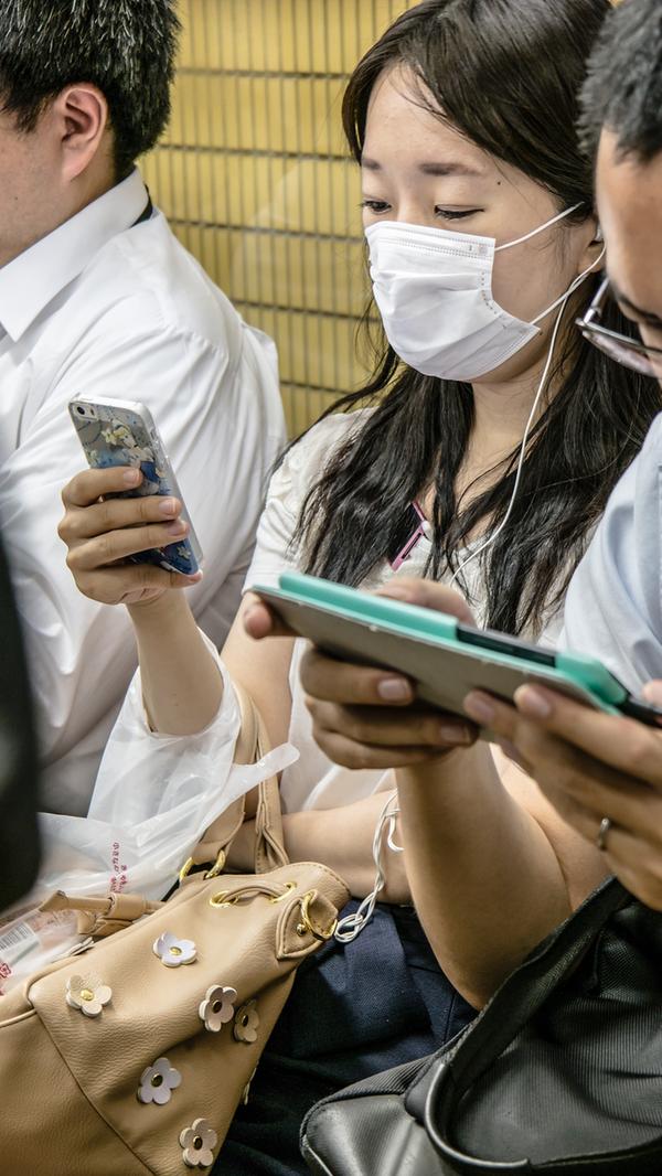 Pokémon Go war nicht der erste Versuch von Nintendo und Game Freak, den Spielgenuss auch aufs Handy zu holen. Bei der Veröffentlichung der Edition "Pokémon Kristall" konnte man in Japan zusätzlich zum Game auch einen Adapter erwerben, mit dem der GameBoy mit dem Handy verbunden werden konnte. Damit war es möglich, mit anderen Spielern über das Mobilfunknetz zu kämpfen oder Pokémon zu tauschen. Obwohl das System funktionierte, war es in Japan nicht so erfolgreich wie erhofft – damals kosteten Handys noch viel Geld und die Zielgruppe, überwiegend Kinder und Jugendliche, konnten sich schlicht kein eigenes Exemplar leisten. Die Produktion des Adapters wurde deshalb im Jahr 2002 wieder eingestellt.