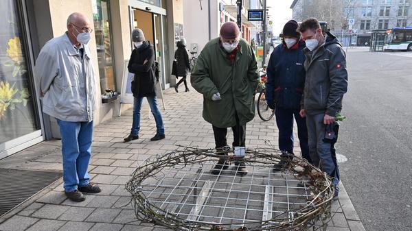 Das auf dem Kamin der ehemaligen Heka gebaute Storchennest war zu schmal und nicht geeignet, um Storchenjunge darin groß zu ziehen. Deshalb hat der Erlanger "Storchenvater" Michael Zimmermann dem Storchenpaar einen Unterbau für ein neues Nest konstruiert und bauen lassen.
