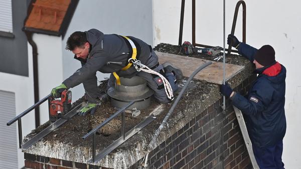 Das auf dem Kamin der ehemaligen Heka gebaute Storchennest war zu schmal und nicht geeignet, um Storchenjunge darin groß zu ziehen. Deshalb hat der Erlanger "Storchenvater" Michael Zimmermann dem Storchenpaar einen Unterbau für ein neues Nest konstruiert und bauen lassen.