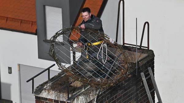 Das auf dem Kamin der ehemaligen Heka gebaute Storchennest war zu schmal und nicht geeignet, um Storchenjunge darin groß zu ziehen. Deshalb hat der Erlanger "Storchenvater" Michael Zimmermann dem Storchenpaar einen Unterbau für ein neues Nest konstruiert und bauen lassen.