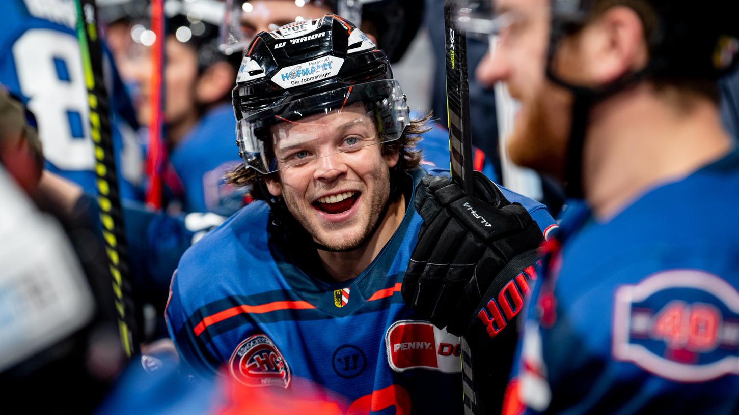 Gute Stimmung auf der Bank: Tyson McLellan (zwei Treffer) amüsiert sich während des Spiels gegen Mannheim mit Dane Fox (ein Treffer).