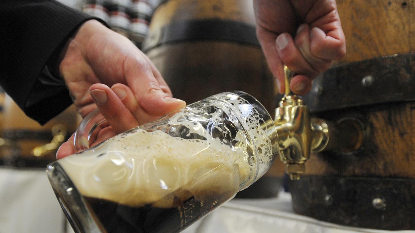 Fassbier ist für die bayerischen Brauereien derzeit ein Problem, weil es bei geschlossener Gastronomie und ohne Volksfeste kaum verkauft werden kann. Beim bayerischen Brauerei-Gipfel soll es auch um Hilfen für die Brauer gehen. Fassbier ist für die bayerischen Brauereien derzeit ein Problem, weil es bei geschlossener Gastronomie und ohne Volksfeste kaum verkauft werden kann. Beim bayerischen Brauerei-Gipfel soll es auch um Hilfen für die Brauer gehen.