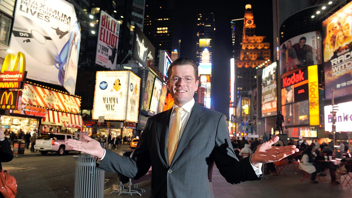 Ein Bild, das zum Symbol für den steilen Karriere-Sprung von Karl-Theodor zu Guttenberg wurde: Im März 2009 reiste er als Wirtschaftsminister in die USA und posierte am Times Square in New York.